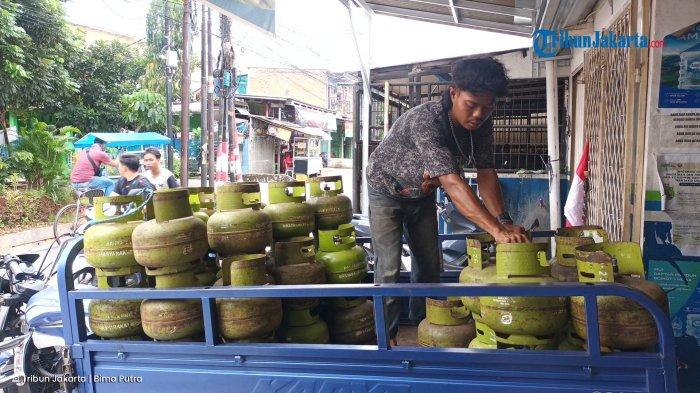 Pegawai di pangkalan gas milik Mahfud Hadi saat menurunkan LPG 3 kilogram ke kios, Cibubur, Ciracas, Jakarta Timur, Minggu (9/2/2025). (TRIBUNJAKARTA.COM/BIMA PUTRA)