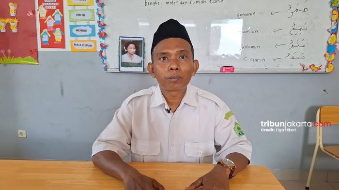AZIS GURU HONORER - Abdul Azis (45) guru honorer di di MI Nurul Islam 1, Kamal Muara, Penjaringan, Jakarta Utara. Ia hanya digaji Rp 2 juta per bulan.