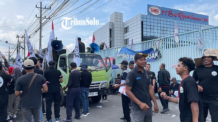 AKSI DAMAI - Ribuan orang mantan karyawan PT Sri Rejeki Isman Tbk (Sritex) menggelar aksi damai di depan kompleks pabrik Sritex, Kabupaten Sukoharjo, Senin (10/11/2025) lalu. Nasib ribuan eks karyawan PT Sri Rejeki Isman Tbk (Sritex) Sukoharjo hingga kini belum menemukan kejelasan terkait pembayaran pesangon dan Tunjangan Hari Raya (THR).