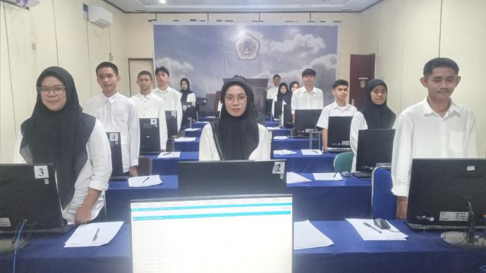 Suasana Ujian Tulis Berbasis Komputer UNG 99999