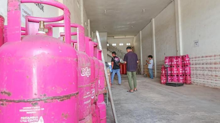 Suasana angkut muat elpjii nonsubsidi di distributor Kecamatan Kota Selatan