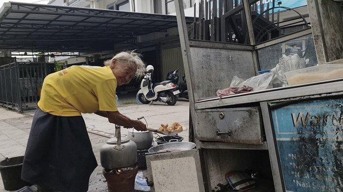 Sumartiwi atau Mbah Tiwi, lansia di Kota Yogyakarta menjual nasi rames di Jalan Kolonel Sugiono, Mergangsan, Kota Yogyakarta, seorang diri, Rabu (22/4/2026). Suami dan anaknya telah meninggal dunia sehingga ia sebatang kara.
