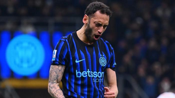 MELAJU KE FINAL - Gelandang Inter Milan, Hakan Calhanoglu pada laga melawan Genoa di Liga Italia Serie A, Minggu (1/3/2026). Pemain asal Turki ini membantu Nerazzurri melaju ke final Coppa Italia setelah menang comeback dramatis atas Como 1907, dengan skor akhir 3-2, di Stadion Giuseppe Meazza, Rabu (22/4/2026).