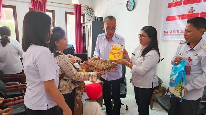 BANTUAN - Sebanyak 10 keluarga di Kabupaten Minahasa Selatan menerima bantuan nutris hjghk
