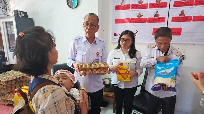 BANTUAN - Sebanyak 10 keluarga di Kabupaten Minahasa Selatan menerima bantuan nutrisi ae