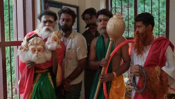 मल्याळम चित्रपट नेहमीच त्यांच्या दमदार कथानकासाठी ओळखले जातात. सध्या बॉक्स ऑफिसवर अशाच एका दमदार कथेचा चित्रपट धुमाकूळ घालतोय. या चित्रपटाची चर्चा सर्वत्र होऊ लागली आहे. 'वाझा 2: बायोपिक ऑफ अ बिलियन बॉइज' असं या चित्रपटाचं नाव आहे. 