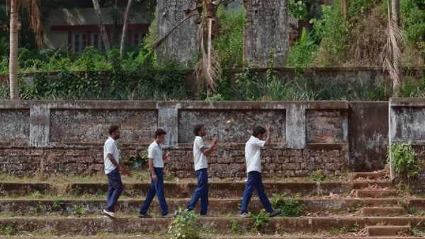 विपिन दास यांनी लिहिलेल्या कथेचा या चित्रपटाच्या यशात मोठा वाटा आहे. हसीर अॅलन अजिन आणि विनायक या चार मित्रांभोवती याची कथा फिरते. समाज आणि कुटुंबाच्या नजरेत या चौघांना 'लुजर्स' म्हणजेच अपयशी मानलं जातं. जेव्हा त्यांना त्यांच्या या प्रतिमेची जाणीव होते तेव्हा ते आत्मशोधाच्या प्रवासाला सुरुवात करतात. हा प्रवास भावनिक आणि मनोरंजक असल्याने तरुण पिढीला तो आपलासा वाटतोय. 