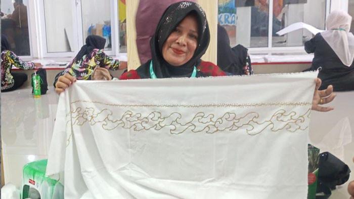 Peserta workshop produksi batik sawit Yusmaini