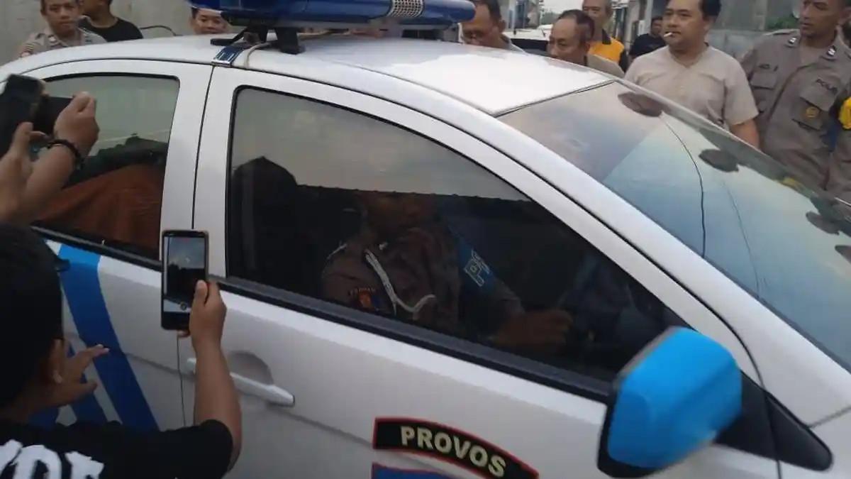 SKANDAL ASN - Oknum polisi dan ASN diamankan Propam Polres Nganjuk usai kedapatan selingkuh di rumah kontrakan, di Perumahan Griya Anjuk Ladang 3 Blok L Nomor 01, Kelurahan Begadung, Kecamatan Nganjuk, Kabupaten Nganjuk, Jawa Timur, Jumat (17/4/2026) sore.