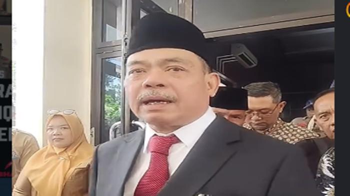 BUPATI LAHAT MURKA - Bupati Lahat, Bursah Zarnubi, saat ditemui setelah acara pelantikan pejabat di lingkungan Pemerintah Kabupaten Lahat yang digelar pada Selasa (21/4/2026). Ia meminta kepada Sekretaris DPRD (Sekwan), H. Safrani, untuk mundur dari jabatannya.