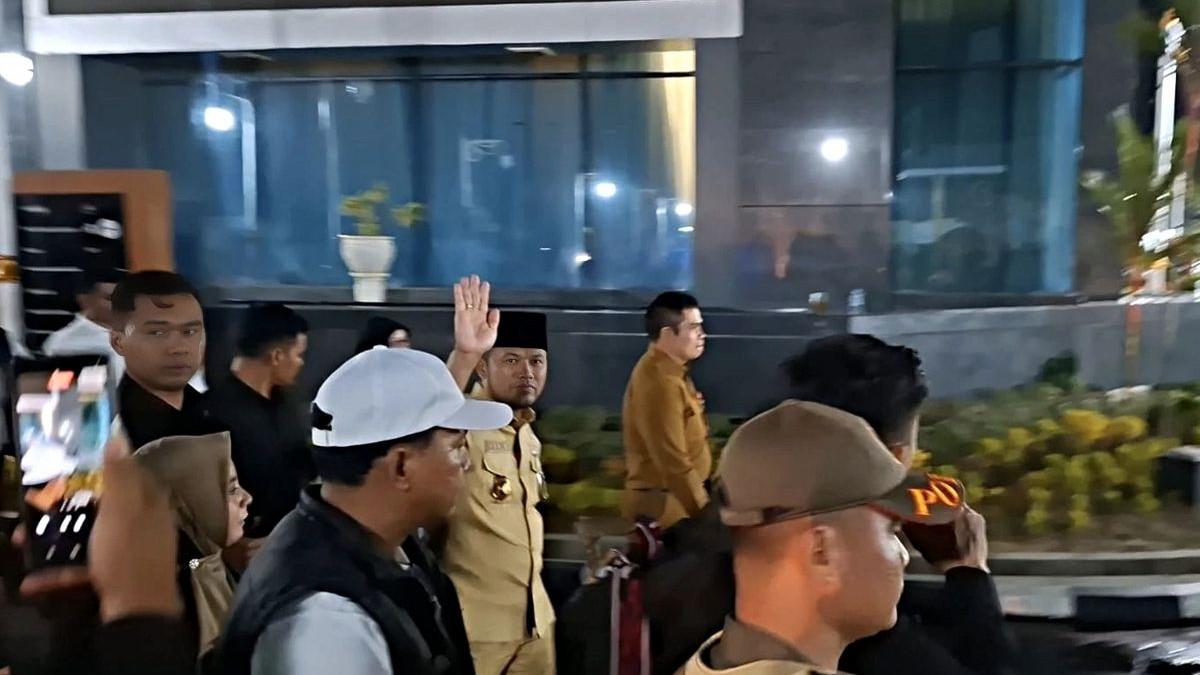 KABAR POLITIK - Gubernur Kalimantan Timur, Rudy Masud, berjalan meninggalkan Kantor Gubernur Kalimantan Timur menuju rumah jabatan dengan pengawalan aparat, Selasa (21/4/2026) malam, tanpa memberikan keterangan kepada wartawan usai aksi unjuk rasa berujung ricuh.