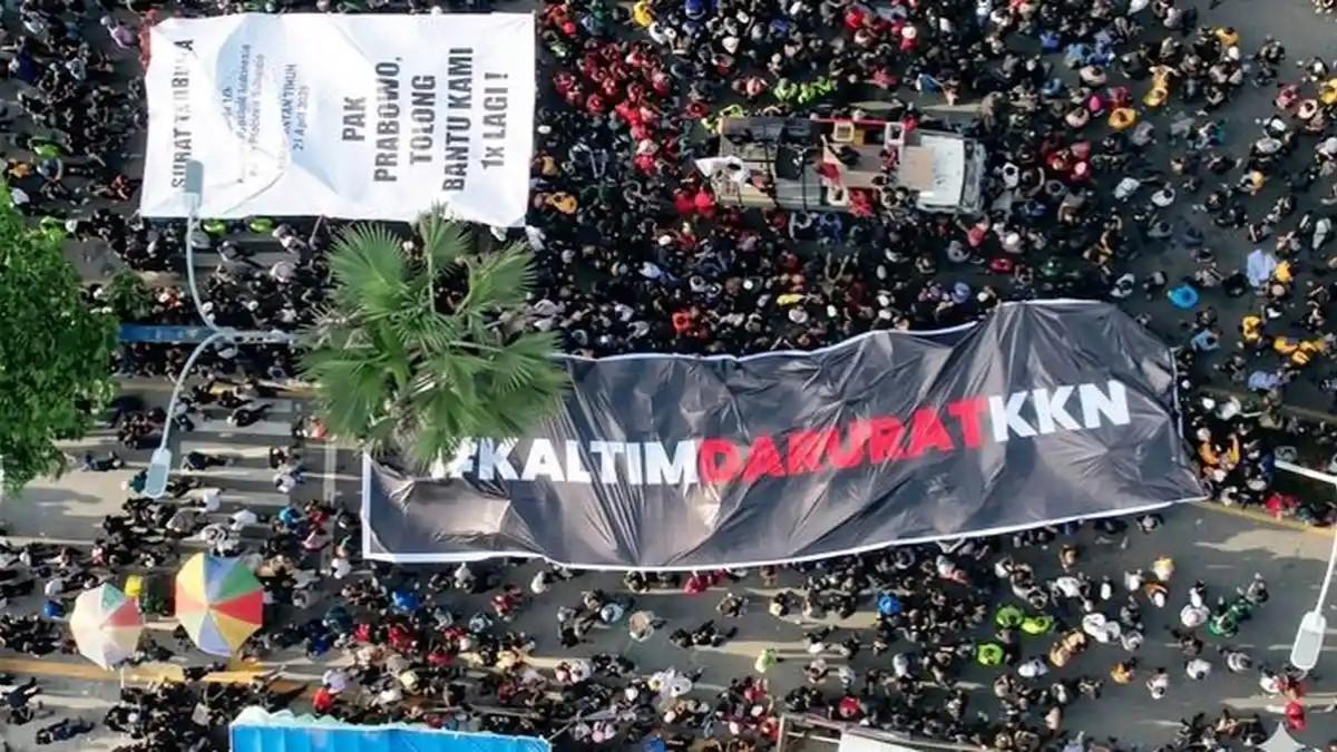 DEMO 21 APRIL - Momen saat spanduk tulisan putih dan merah mencolok bertagar #KaltimDaruratKKN berlatar hitam pekat sepanjang sekitar 20 meter dibentangkan massa aksi 214 di halaman Kantor Gubernur Kaltim.