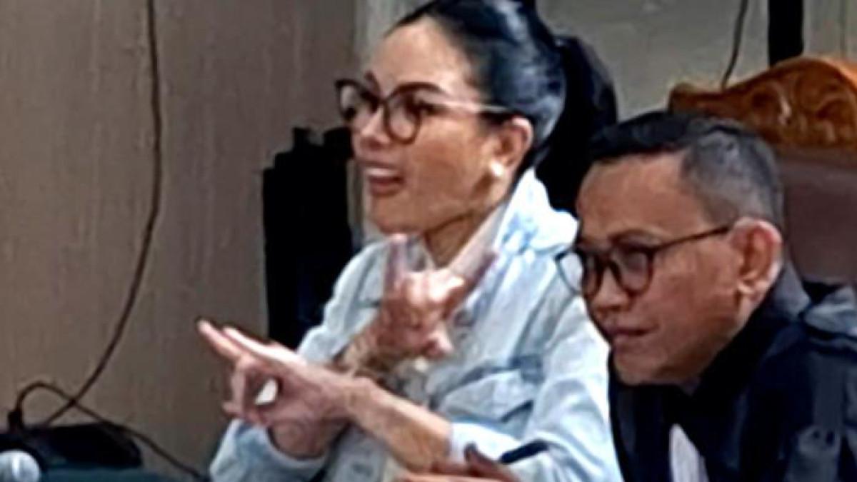 JOGET - Pemain film dan presenter Nikita Mirzani berjoget velocity setelah sempat emosi melihat Jaksa Penuntut Umum (JPU) saat sidang lanjutan perkara pemerasan dan Tindak Pidana Pencucian Uang (TPPU). Di sidang yang digelar di Pengadilan Negeri Jakarta Selatan, Kamis (25/9/2025), Nikita Mirzani bahkan sempat marah sampai berteriak ke jaksa setelah diduga mereview jelek produk kecantikan milik Reza Gladys.