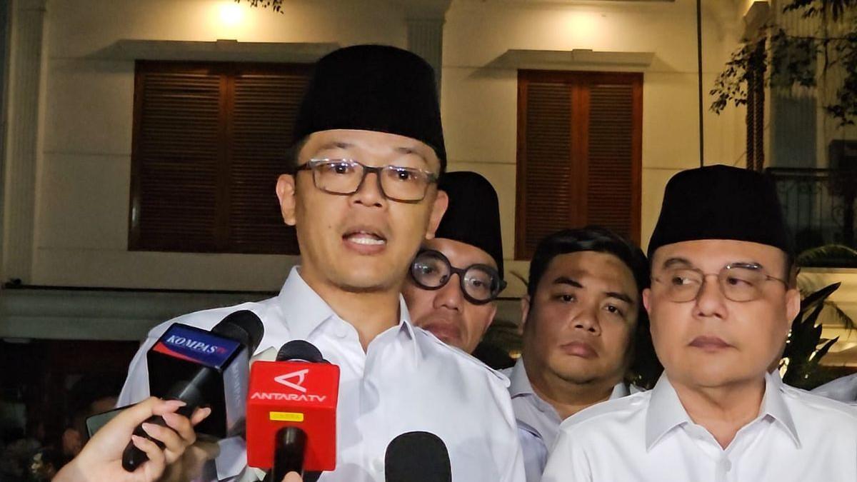 PROTES KERAS - Sekretaris Jenderal Gerindra Sugiono saat ditemui di depan kediaman Presiden Prabowo Subianto, Jalan Kertanegara Nomor 4, Jakarta, Jumat (6/2/2026).