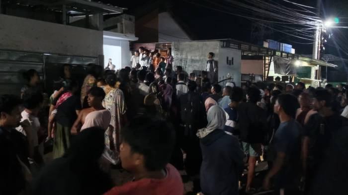 EVAKUASI PELAKU - Upaya evakuasi seorang terduga pelaku pencurian sepeda motor di Desa Aikmel Timur, Kabupaten Lombok Timur, berujung ricuh pada Selasa malam (21/4/2026).