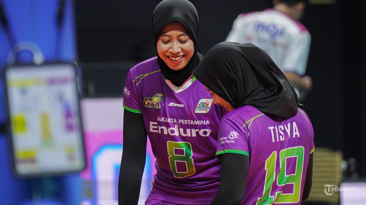 PROLIGA 2026 - Pevoli putri Pertamina Enduro, Megawati Hangesteri (kiri) tersenyum kepada Tisya Amallya Putri saat menghadapi tim voli Electric PLN dalam pertandingan final four seri kedua Proliga 2026 di Gor Sritex Arena, Solo, Minggu (12/4/2026). Megawati Hangestri dan kolega sukses mengalahkan Electri PLN dengan skor 3-2 (25-22,25-22,21-25,18-25,15-8). TRIBUNNEWS/Muhammad Nursina