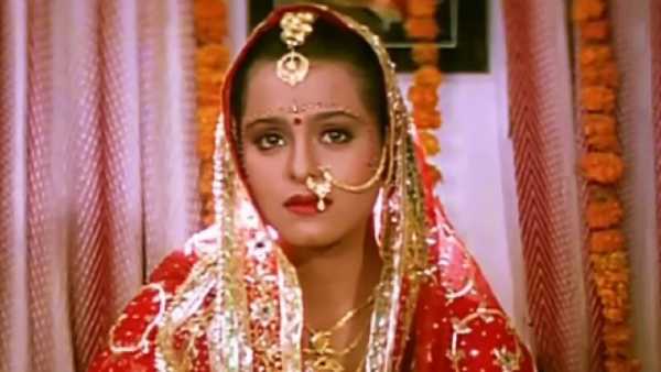 आज आम्ही तुम्हाला 90 च्या दशकातील अशाच एका 'हार्ट ब्रोकन' गाण्याबद्दल सांगणार आहोत जे प्रदर्शित होताच विरहात असलेल्या प्रेमींचे आवडते गाणे बनले. आजही हे गाणे तितक्याच आवडीने ऐकले जाते. सोनू निगम यांच्या वेदनादायी आवाजाने या गाण्याला अधिकच खास बनवले आहे. याचे संगीत निखिल-विनय यांनी दिले होते तर याचे भावूक शब्द गीतकार योगेश गौड यांनी लिहिले होते जे आजही काळजाला भिडतात.