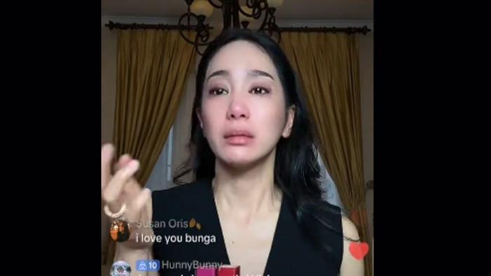 TANGIS PECAH- Artis Bunga Zainal belum lama ini menyita perhatian publik setelah muncul secara emosional menangis saat siaran langsung (live) berjualan di TikTok.