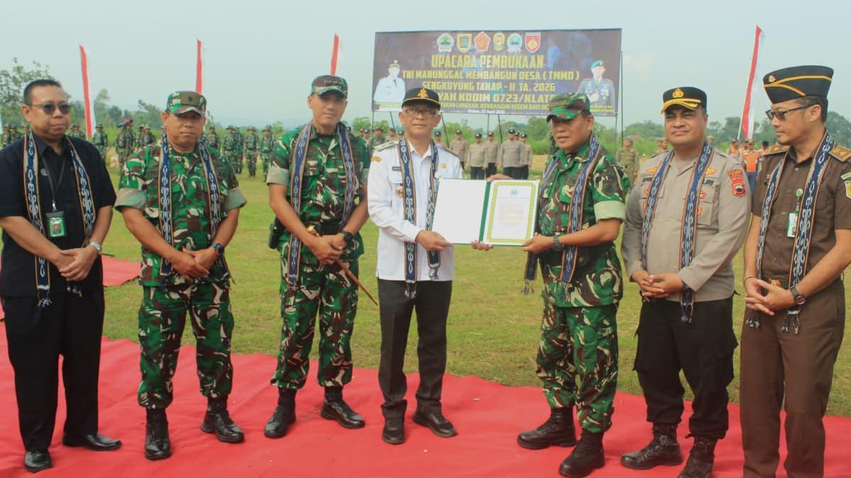 TMMD SENGKUYUNG KLATEN - Pj Sekda Klaten Jaka Purwanto dalam acara pembukaan TMMD Sengkuyung Tahap II Tahun 2026 Desa Solodiran, Manisrenggo, Klaten disaksikan jajaran TNI dan Forkopimda di Lapangan Barat SDN 1 Solodiran, Rabu (22/4/2026).