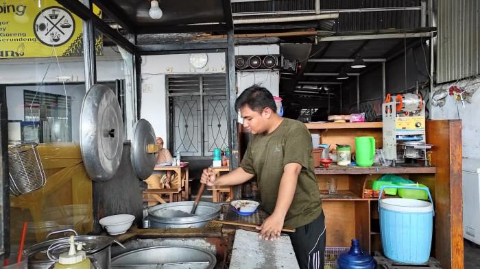 Karyawan RM Kang Bahar di Jalan HB Jassin