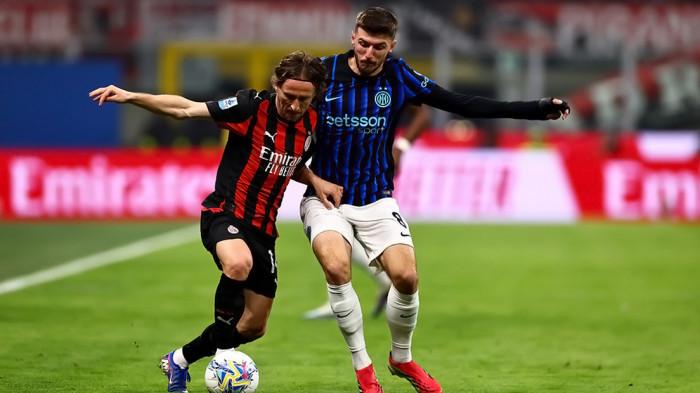 DUEL KROASIA - Gelandang Inter Milan, Petar Sucic (kanan) berupaya menghentikan aksi bintang AC Milan yang juga seniornya asal Kroasia, Luka Modric pada pertandingan Derby della Madonnina, pekan 28 Liga Italia Serie A, di Stadion San Siro, Senin (9/3/2026). Nerazzurri kalah 0-1 pada laga tersebut.