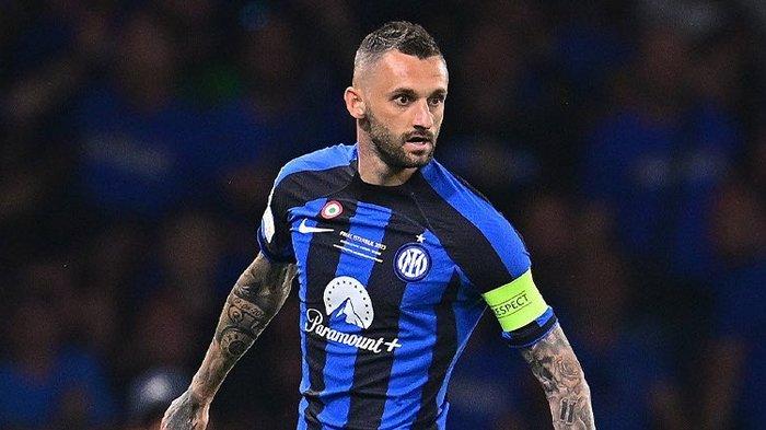 TEMUKAN SUKSESOR - Gelandang asal Kroasia, Marcelo Brozovic saat memperkuat Inter Milan pada musim 2022/2023. Nerazzurri telah menemukan suksesor Brozovic dalam diri Petar Sucic, Rabu (22/4/2026).