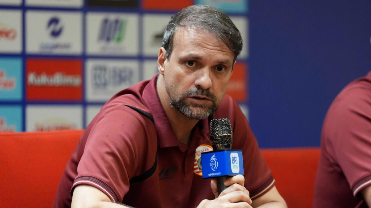 INDONESIA SUPER LEAGUE - Pelatih Persija Jakarta, Mauricio Souza saat menghadiri konferensi pers sebelum menghadapi Persebaya Surabaya.
