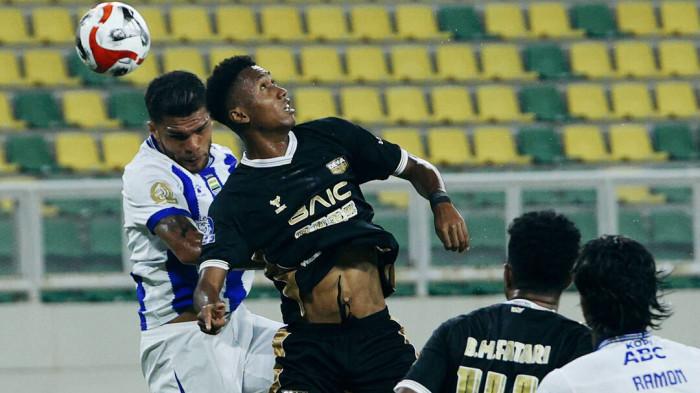 BERDUEL - Salah satu potret duel dalam pertandingan Dewa United vs Persib Bandung pada pekan ke-28 Super League di Banten International Stadium, Senin (20/4/2026) malam WIB.