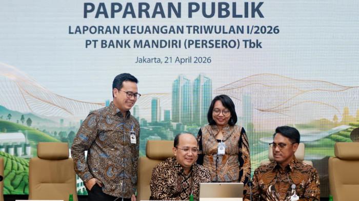 Foto Dari Kiri ke Kanan:Direktur Corporate Banking Bank Mandiri M. Rizaldi,Direktur Utama Bank Mandiri Riduan,(P) Direktur Finance & Strategy Bank Mandiri Novita Widya Anggraini, Wakil Direktur Utama Bank Mandiri Henry Panjaitan