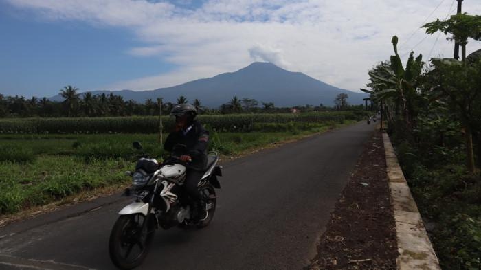 GUNUNG SLAMET - Panorama Gunung Slamet dilihat dari Desa Karangcegak, Kecamatan Sumbang, Kabupaten Banyumas, Rabu (22/4/2026). Dalam kurun dua hari, jumlah gempa meningkat drastis hingga hampir sepuluh kali lipat, memicu kewaspadaan berbagai pihak meski status gunung masih bertahan di Level II atau Waspada.