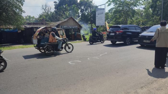 JENDRAL POLISI KECELAKAAN - Sejumlah pengendara melintas di dekat TKP kecelakaan Brigjen Pol (Purn) Raziman Tarigan, di Jalan Melati Raya, Kecamatan Medan Selayang, Rabu (22/4/2026). Hingga saat ini, Satlantas Polrestabes Medan masih menyelidiki penyebab kecelakaan yang menewaskan perwira tinggi bintang satu di kepolisian ini.
