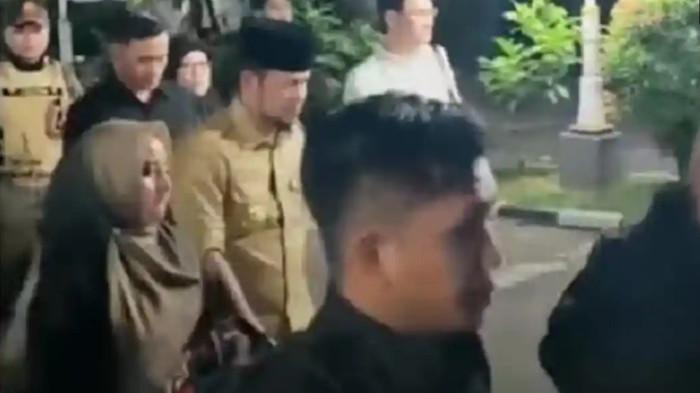 DEMONSTRASI DI KALTIM -- Senja yang beranjak malam di kawasan Kantor Gubernur Kalimantan Timur pada Senin (21/4) menyisakan jejak ketegangan. Setelah berjam-jam aksi unjuk rasa yang diwarnai kericuhan, Gubernur Kalimantan Timur Rudy Mas’ud akhirnya terlihat keluar dari kantornya sekitar pukul 19.15 Wita. Ia melangkah cepat, nyaris tanpa jeda, di bawah pengawalan ketat aparat Satuan Polisi Pamong Praja (Satpol PP).