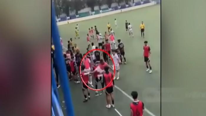 TENDANGAN KUNGFU- Pemain Dewa United U20, Rakha Nurkholis menjadi korban kekerasan atas aksi brutal 