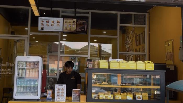 GAS NONSUBSIDI NAIK- Toko Mamma Roti. Kenaikan harga elpiji non subsidi belum diikuti kenaikan harga roti, dengan toko tetap mempertahankan porsi sambil menunggu perkembangan.