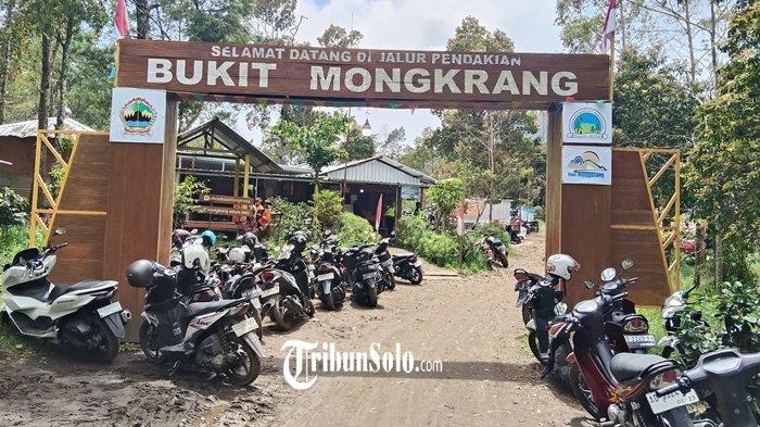 GAPURA BUKIT MONGKRANG - Gapura basecamp pendakian Bukit Mongkrang, Kecamatan Tawangmangu, Kabupaten Karanganyar, Jawa Tengah, beberapa waktu lalu. Saat ini, pendakian Bukit Mongkrang masih ditutup untuk umum.