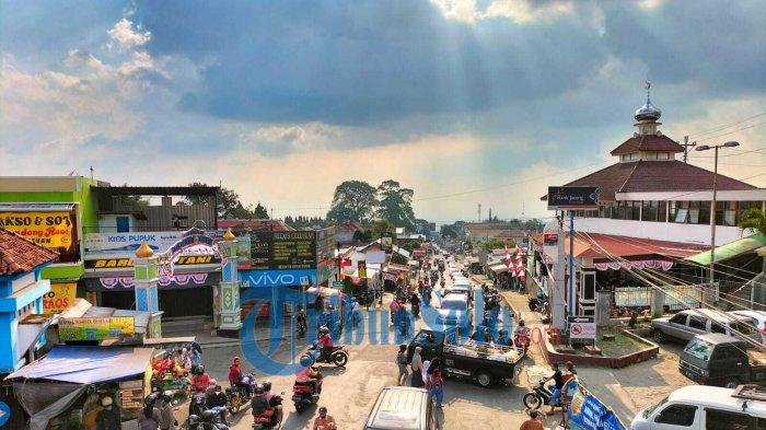 Arus lalulintas di Pasar Tawangmangu, Karanganyar padat, Minggu (15/8/2021).