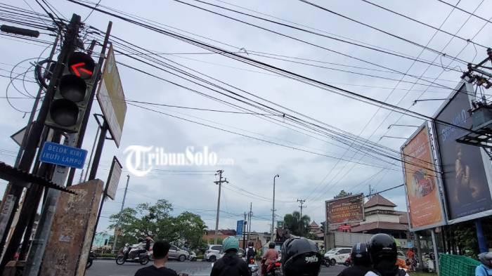 ILUSTRASI. Kabel listrik dan Kabel WiFi di Solo pada Kamis (5/2/2026). Di Sragen ada kasus kabel WiFi menjuntai menyebabkan kecelakaan lansia.