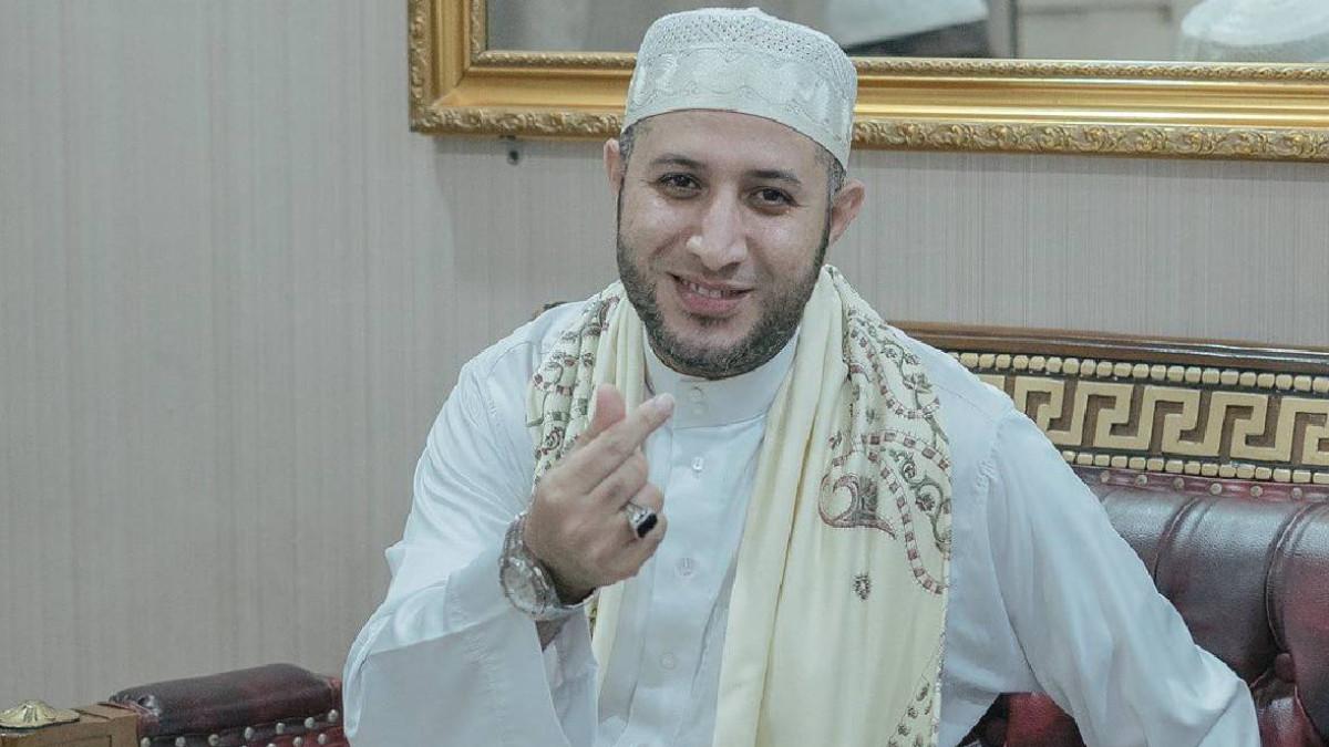SATRI ALAMI PELECEHAN - Syekh Ahmad Al-Misry terseret kasus pelecehan terhadap santri laki-laki, pelaku diduga menggunakan narasi keagamaan untuk membenarkan perilaku yang tidak pantas.