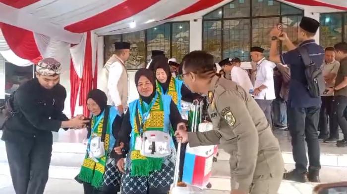 PELEPASAN JEMAAH HAJI - Pelepasan pemberangkatan calon jemaah haji asal Kabupaten Bogor di Gedung Tegar Beriman, Kecamatan Cibinong, Kabupaten Bogor, Kamis (23/4/2026).