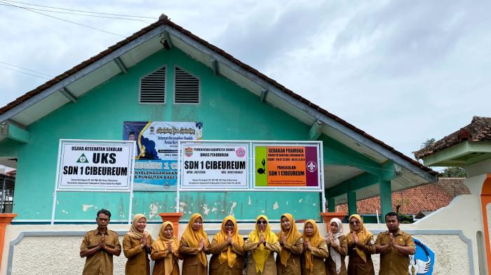 Guru dan pengelola SN Cibeureum 1 Kabupaten Ciamis