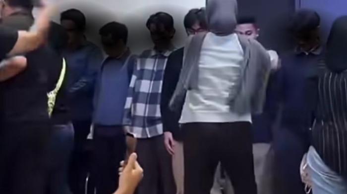 PELECEHAN - Tangkapan layar video dari forum persidangan terbuka untuk menuntut pertanggungjawaban 16 mahasiswa Fakultas Hukum Universitas Indonesia (FH UI) yang diduga melakukan kekerasan kepada mahasiswi digelar, Selasa (14/4/2026) dini hari