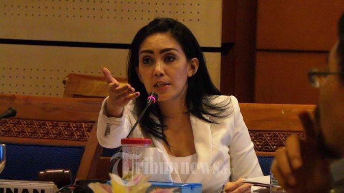 PAGAR LAUT TANGERANG - Rieke Diah Pitaloka, sedang memimpin sidang kasus Pelindo II dengan agenda mendengarkan keterangan konsultan keuangan Pelindo II, Deutsche Bank, di Gedung Nusantara II, DPR RI, Jl. Jenderal Gatot Subroto, Senayan, Jakarta Pusat, Selasa (27/10/2015). Kini ia mengkritik keras saol pagar laut Tangerang.