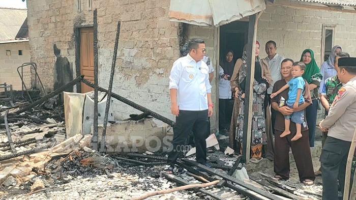 TINJAU KORBAN KEBAKARAN  -- Bupati Bangka Selatan, Riza Herdavid bersama wakil bupati dan jajaran forkopimda ketika meninjau rumah warga terdampak kebakaran, Kamis (23/4/2026). Pemerintah daerah memastikan akan segera melakukan pembangunan rumah ulang dalam waktu dekat.