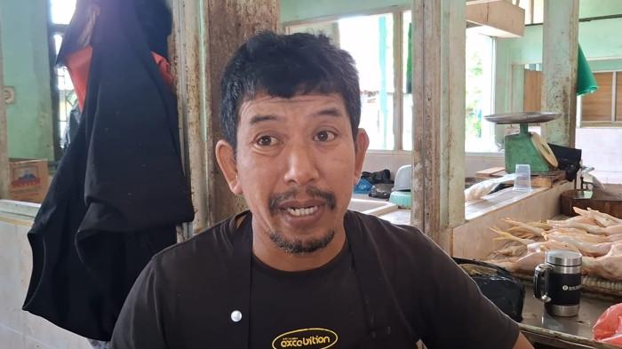 Yusran penjual ayam potong di Tarakan 23042026