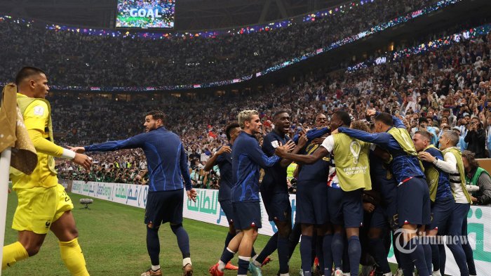 Para pemain Prancis merayakan setelah penyerang Prancis Kylian Mbappe mencetak gol kedua tim mereka selama pertandingan sepak bola final Piala Dunia Qatar 2022 antara Argentina dan Prancis di Stadion Lusail di Lusail, utara Doha. (18 Desember 2022). (Adrian DENNIS/AFP )