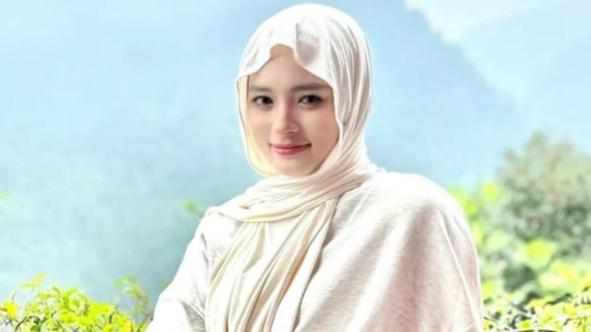 KABAR ARTIS - Inara Rusli ngaku kehilangan job dan sulit gaji karyawan gegera isu perselingkuhan dengan Insanul Fahmi.