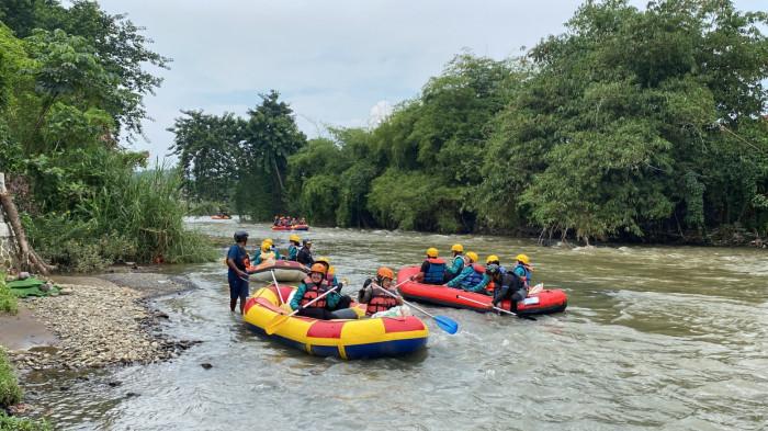 PUNGUT SAMPAH CILIWUNG - Perusahaan Listrik Negara (PLN) Energi Primer Indonesia (EPI) memperingati Hari Bumi di Sungai Ciliwung Kedung Halang, Kecamatan Bogor Utara, Kota Bogor, Kamis (23/4/2026) dengan cara menyusur sungai sambil memungut sampah di aliran sungai.