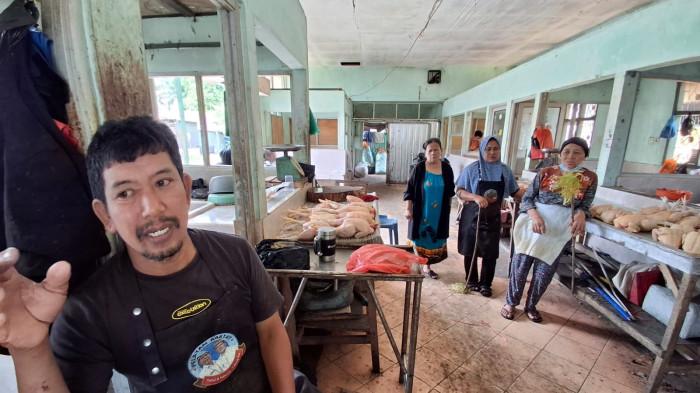 PENJUAL AYAM POTONG- Sejumlah penjual ayam potong di Pasar Tenguyun Tarakan Kalimantan Utara, salah satunya Yusran alias yang akrab disapa Bapak akui sepi pembeli, Kamis (23/4/2026).
