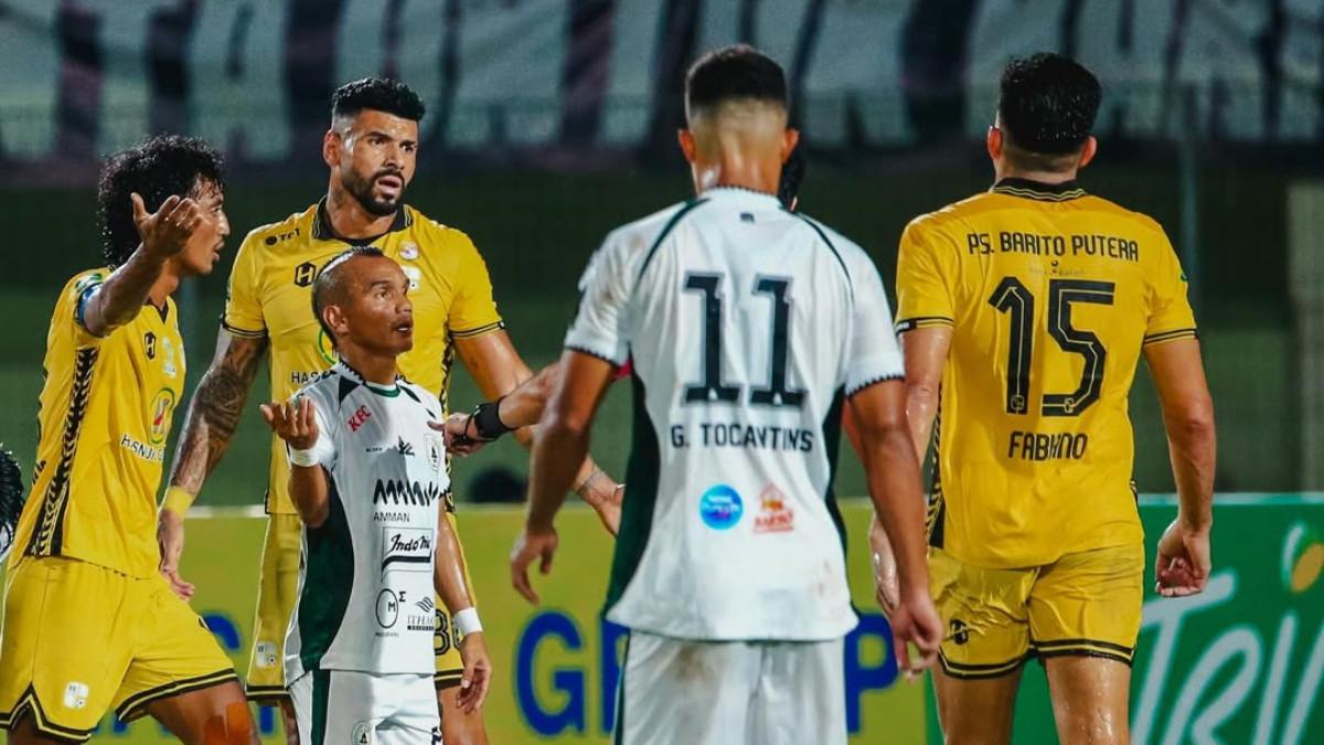 POTRET LAGA - Potret saat pemain PSS Sleman bertandang ke markas Barito Putera di Stadion Demang Lehman, Banjarmasin, Sabtu (11/4/2026).