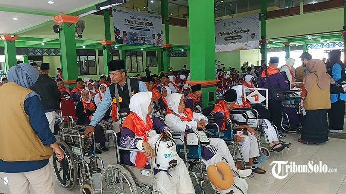 KLOTER TERAKHIR - Jemaah calon haji kloter terakhir masuk Asrama Haji Donohudan, Ngemplak, Boyolali, Jumat (30/5/2025). Kloter 95 gabungan dari berbagai daerah telah diterima PPIH Embarkasi Solo, Jumat (30/5/2025) pukul 13.00 WIB.